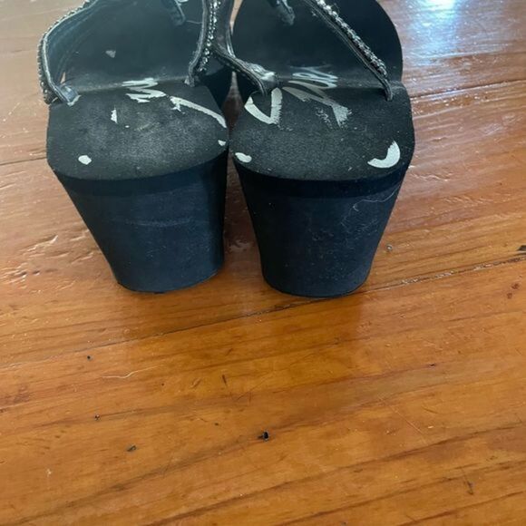 Like NEW! Size 10 Guess black platform wedge sandals flip flops - Picture 3 of 4